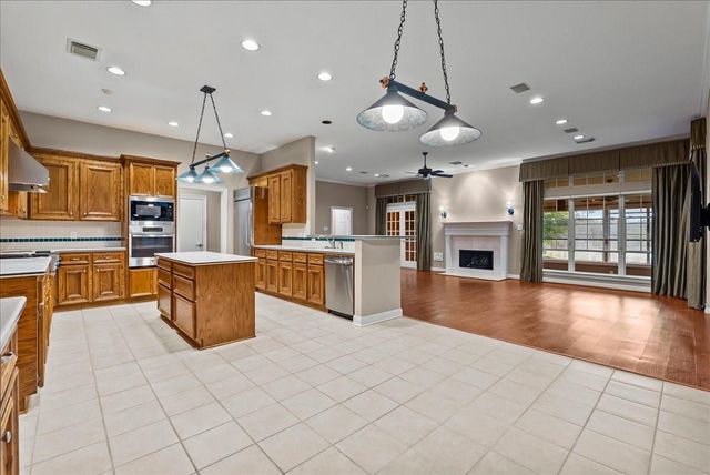 318 Green Oaks Drive, League City, TX 77573