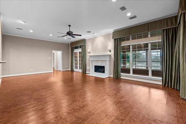 318 Green Oaks Drive, League City, TX 77573