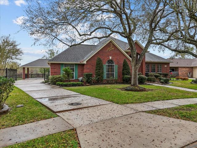 318 Green Oaks Drive, League City, TX 77573