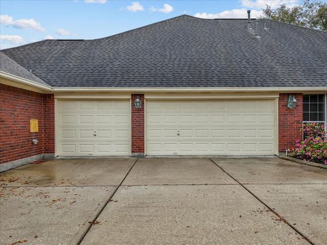 318 Green Oaks Drive, League City, TX 77573