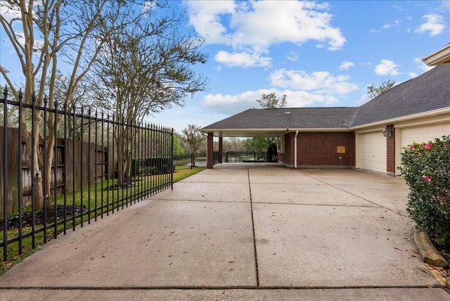 318 Green Oaks Drive, League City, TX 77573