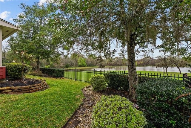 318 Green Oaks Drive, League City, TX 77573