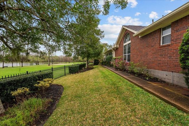 318 Green Oaks Drive, League City, TX 77573