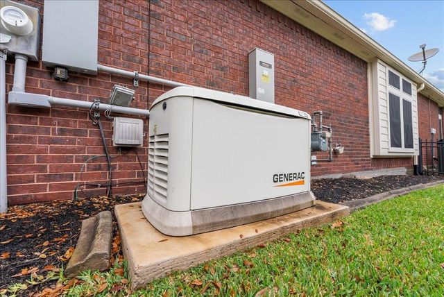 318 Green Oaks Drive, League City, TX 77573