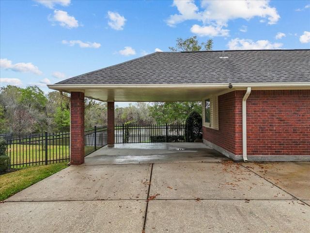 318 Green Oaks Drive, League City, TX 77573