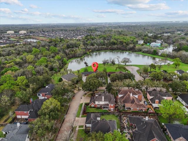 318 Green Oaks Drive, League City, TX 77573