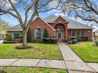 318 Green Oaks Drive, League City, TX 77573