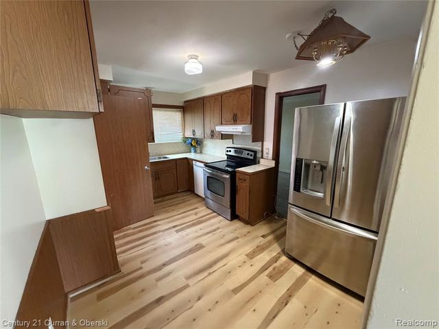 8586 Salem Lane, Dearborn Heights, MI 48127