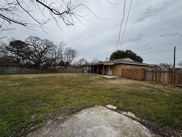 2416 Morris Drive, Corsicana, TX 75110
