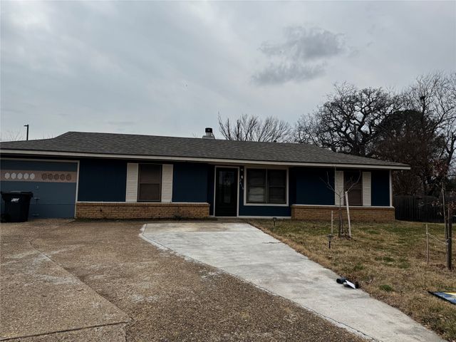 2416 Morris Drive, Corsicana, TX 75110