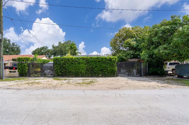 2222 NW 105th St, Miami, FL 33147