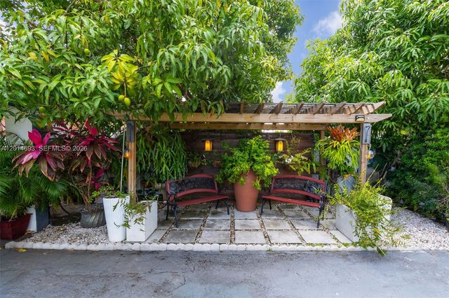 2222 NW 105th St, Miami, FL 33147
