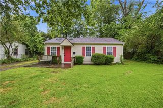 135 Peachtree LN, Hampton, VA 23669