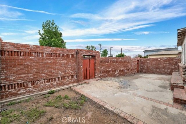 9949 Noble Avenue, San Fernando, CA 91345