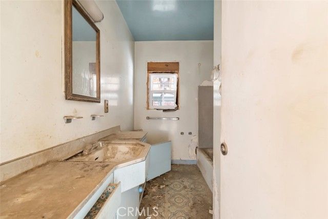 9949 Noble Avenue, San Fernando, CA 91345