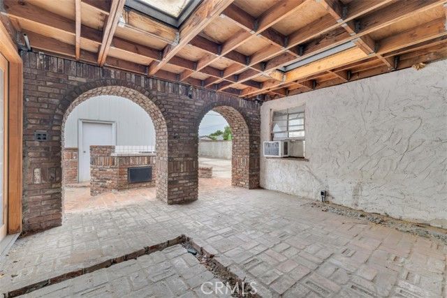 9949 Noble Avenue, San Fernando, CA 91345