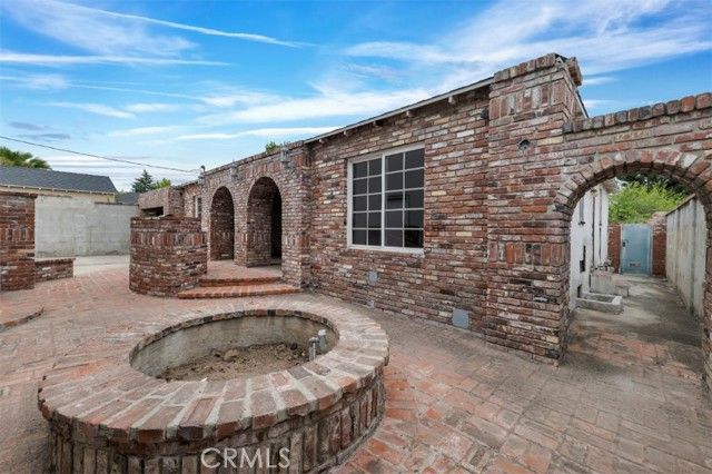 9949 Noble Avenue, San Fernando, CA 91345