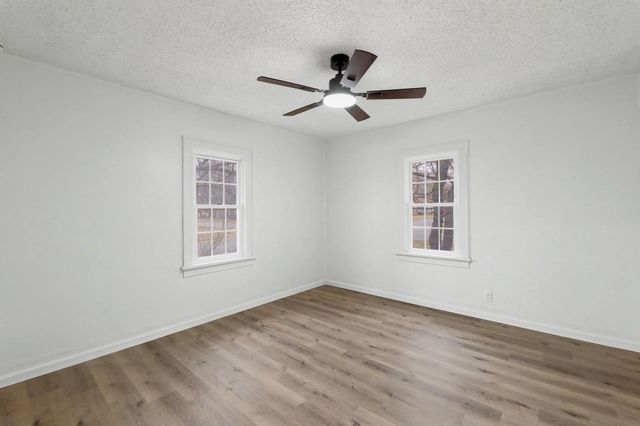 721 W 5th St, Newton, KS 67114