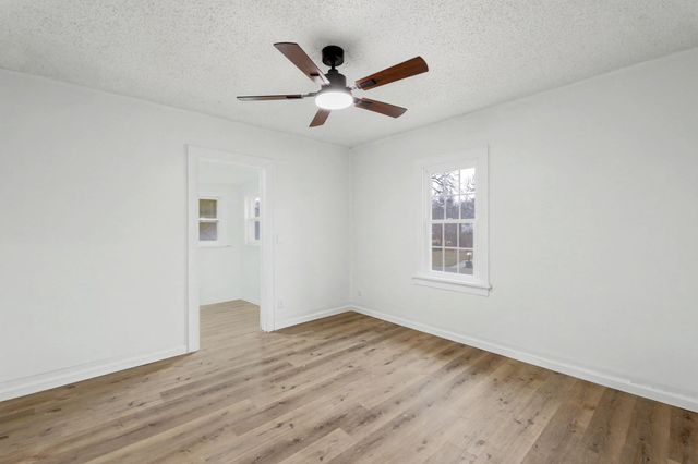 721 W 5th St, Newton, KS 67114