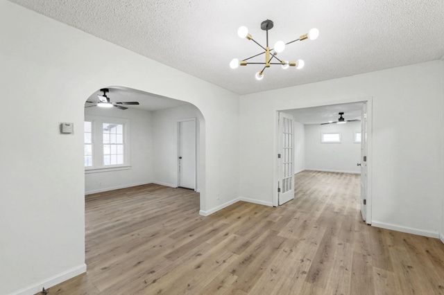 721 W 5th St, Newton, KS 67114