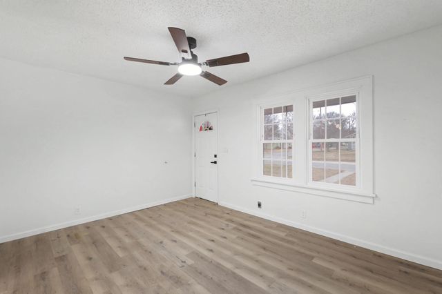 721 W 5th St, Newton, KS 67114