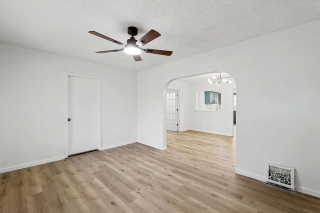 721 W 5th St, Newton, KS 67114