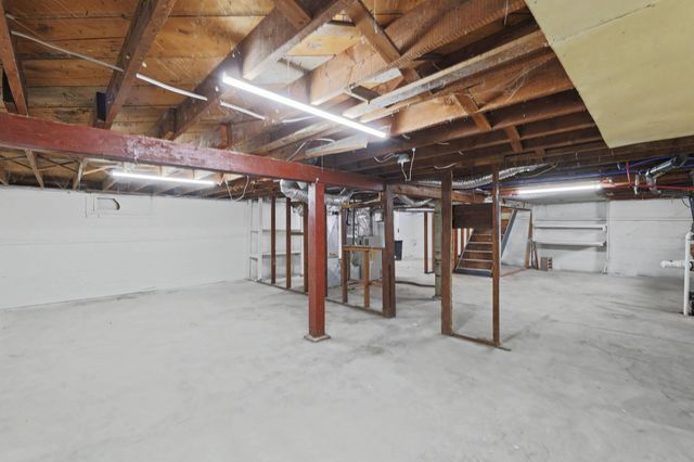 721 W 5th St, Newton, KS 67114