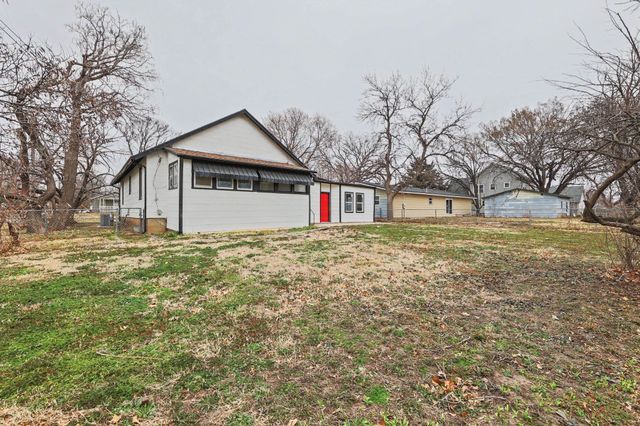 721 W 5th St, Newton, KS 67114
