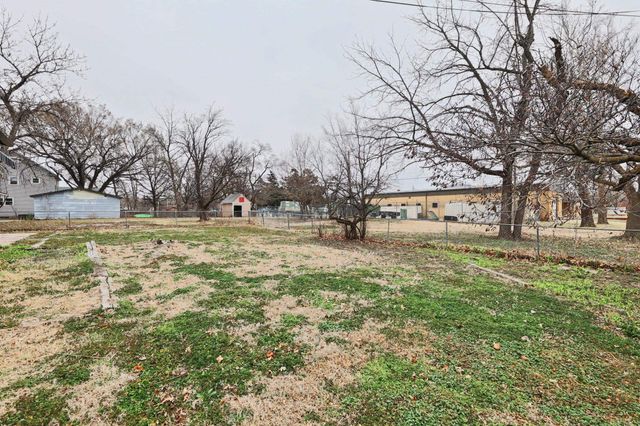 721 W 5th St, Newton, KS 67114