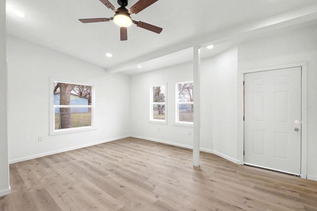 721 W 5th St, Newton, KS 67114