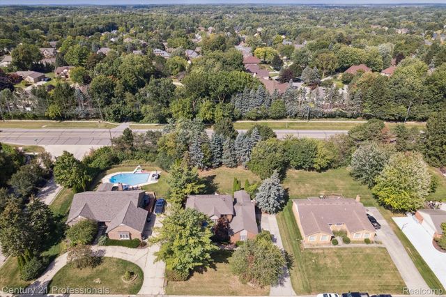 46328 N Northvalley Drive, Northville, MI 48167