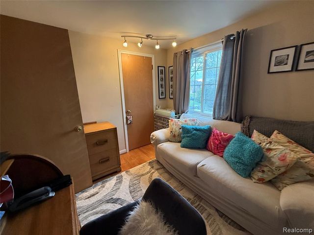 1645 Blairmoor Court, Grosse Pointe Woods, MI 48236