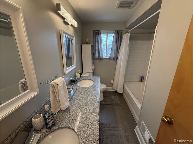 1645 Blairmoor Court, Grosse Pointe Woods, MI 48236