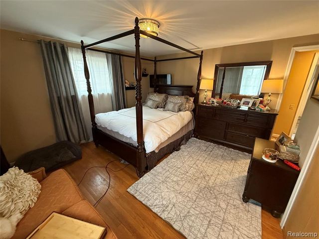 1645 Blairmoor Court, Grosse Pointe Woods, MI 48236