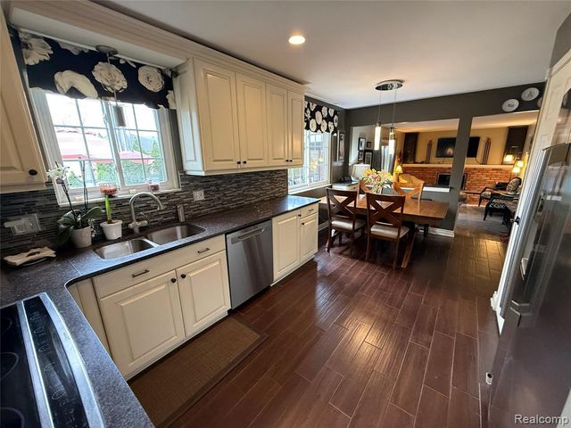1645 Blairmoor Court, Grosse Pointe Woods, MI 48236