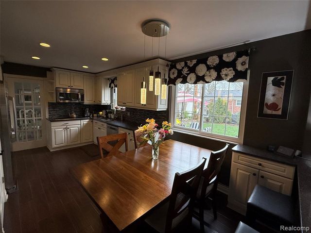 1645 Blairmoor Court, Grosse Pointe Woods, MI 48236