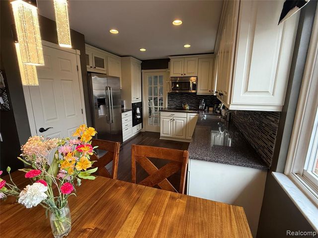 1645 Blairmoor Court, Grosse Pointe Woods, MI 48236