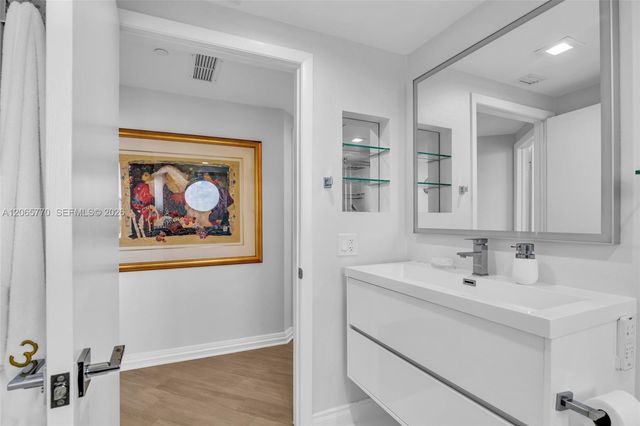 2000 Island Boulevard 2006, Aventura, FL 33160