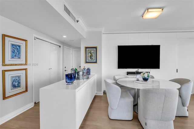 2000 Island Boulevard 2006, Aventura, FL 33160