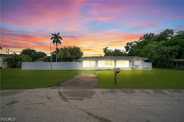 77 Glenmont DR W, North Fort Myers, FL 33917