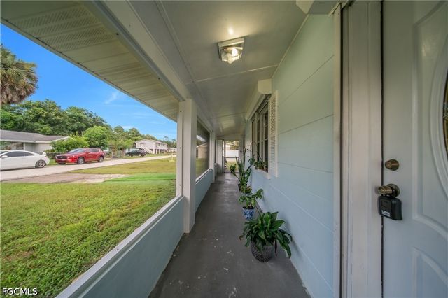 77 Glenmont DR W, North Fort Myers, FL 33917