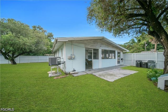 77 Glenmont DR W, North Fort Myers, FL 33917