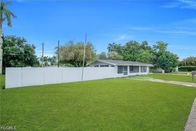 77 Glenmont DR W, North Fort Myers, FL 33917