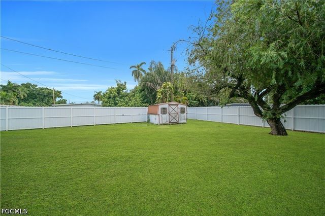 77 Glenmont DR W, North Fort Myers, FL 33917