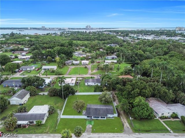 77 Glenmont DR W, North Fort Myers, FL 33917