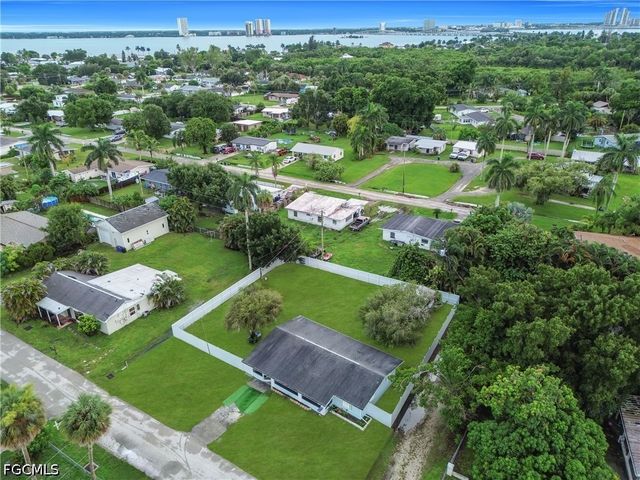 77 Glenmont DR W, North Fort Myers, FL 33917