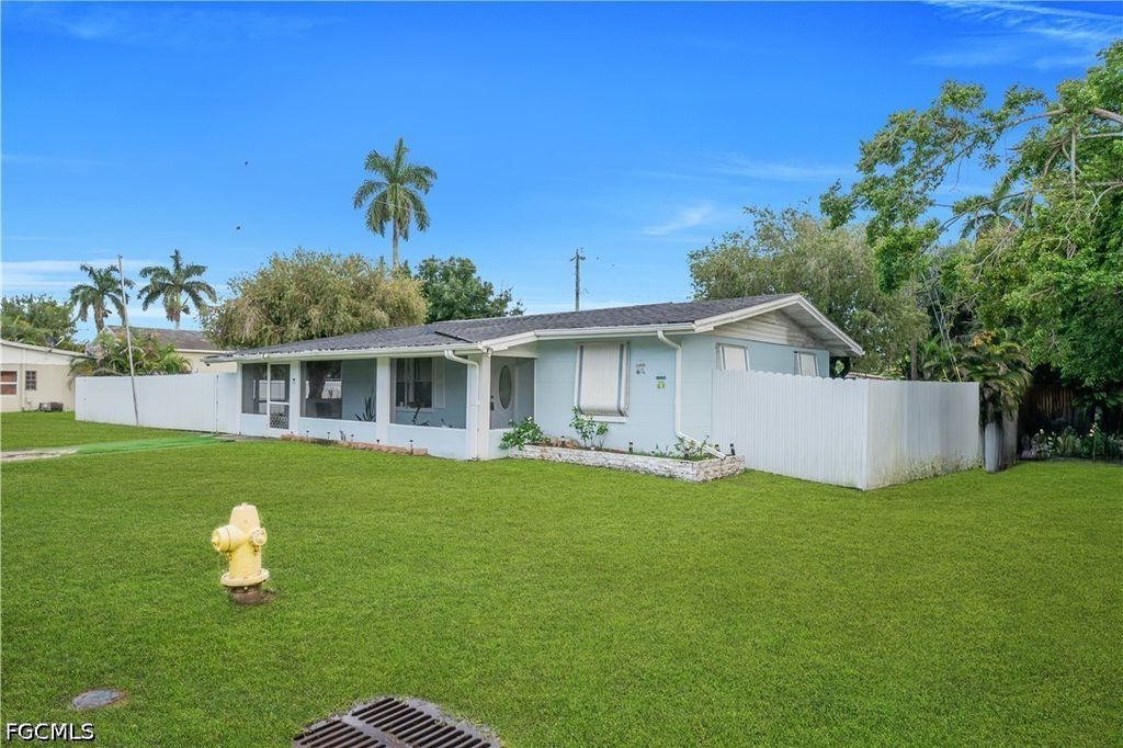 77 Glenmont DR W, North Fort Myers, FL 33917