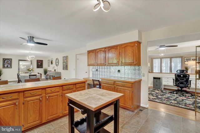 7 OLD FARM LN, New Freedom, PA 17349