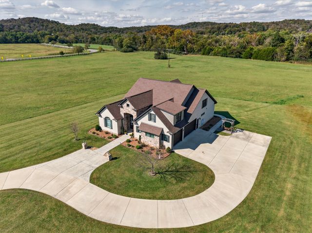 110 Barley Dr, Fayetteville, TN 37334