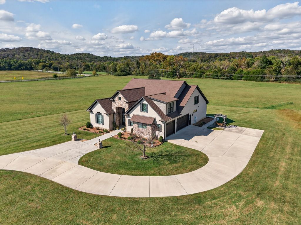 110 Barley Dr, Fayetteville, TN 37334